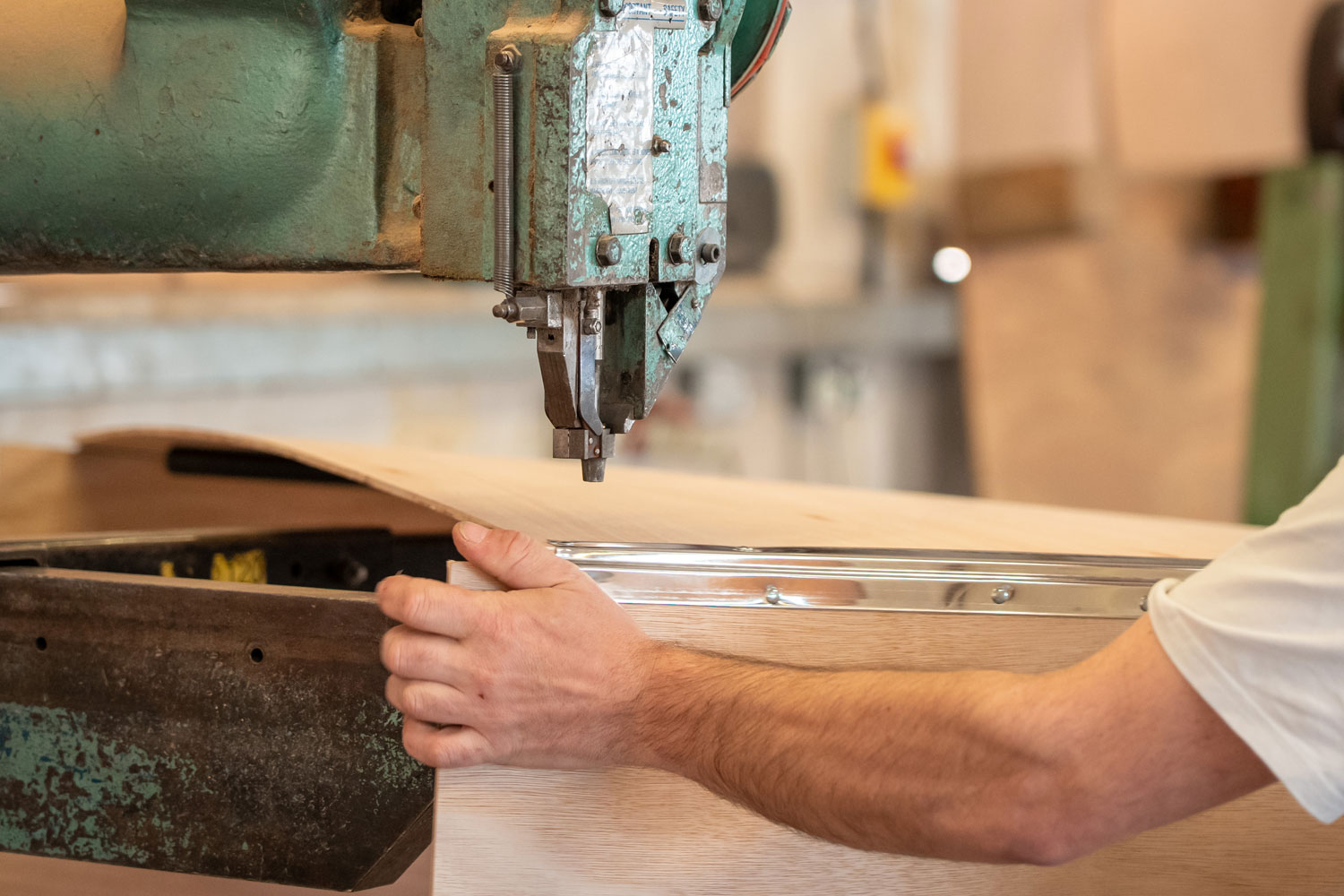 Rivet machine fixing the edges of a wooden case